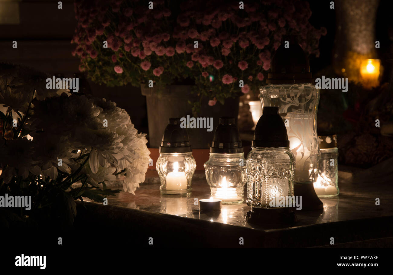 Des bougies à la fête des morts dans le cimetière Banque D'Images