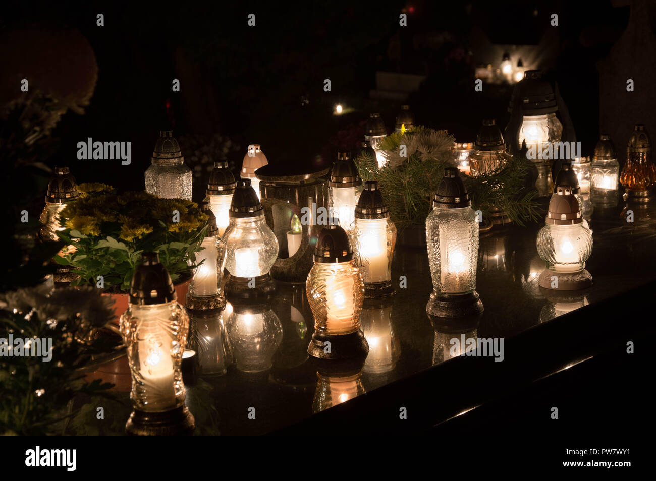 Des bougies à la fête des morts dans le cimetière Banque D'Images