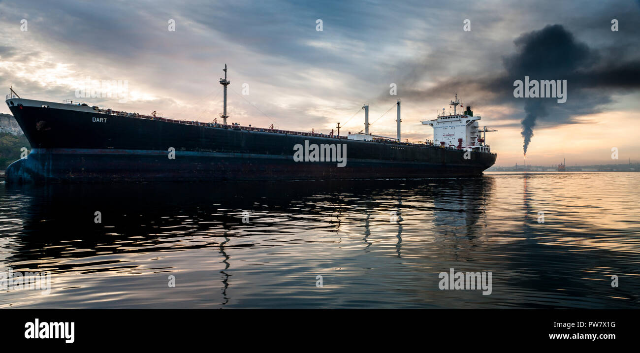 La Havane, Cuba. 15 Juin, 2011. Le pétrolier Dart quitte le port tôt le matin que la fumée du soufflet Nico Lopez raffinerie de pétrole de La Havane, Banque D'Images