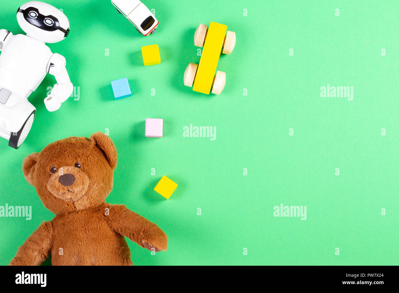 Jouets Bebe Enfant Avec Fond Train En Bois Robot Jouet Voitures Briques Et Blocs Colores Sur Fond Vert Photo Stock Alamy