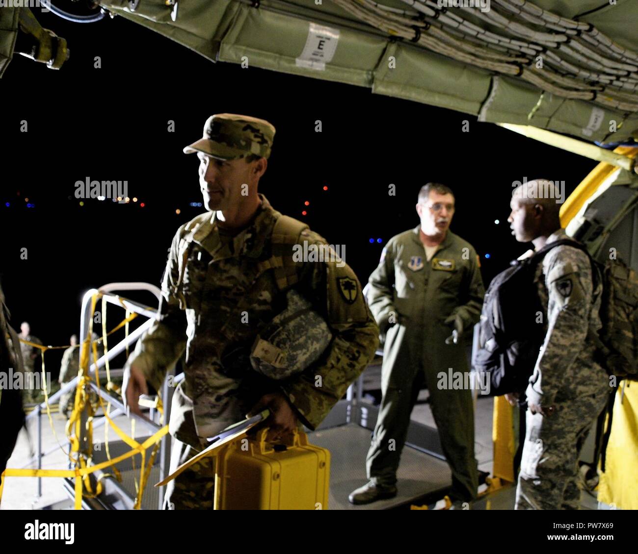 Les soldats de la Garde nationale des États-Unis à partir de la Caroline du Sud la garde nationale 122e et 178e bataillons du génie McEntire partent de la base de la Garde nationale commune à bord d'un KC-135 Stratotanker du 127e groupe de ravitaillement en vol, Selfridge Air National Guard Base (Michigan), de fournir des secours à l'Ouragan Maria Puerto Rico, Octobre 1, 2017. Au cours des prochaines 24 heures, environ 150 soldats de la Garde nationale de Caroline du Sud va déployer dans trois catégories de personnel avec l'appui de l'équipement. Le 122e est d'Edgefield, L.C. et le 178ème est basé à partir de Rock Hill, L.C. Banque D'Images