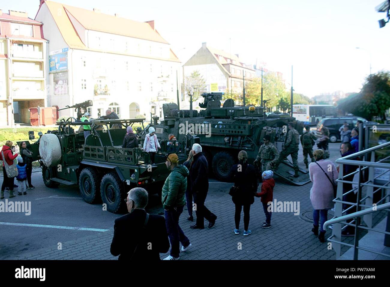 Pologne Groupe de combat des soldats américains et britanniques détiennent un affichage statique pour les civils à Elk, Pologne le 1er octobre 2017. La multinationale, unique, composé d'américains, britanniques et soldats roumains servir avec la 15e Brigade mécanisée polonaise comme une force de dissuasion dans le nord-est de la Pologne à l'appui de l'OTAN vers l'amélioration de la présence. Banque D'Images