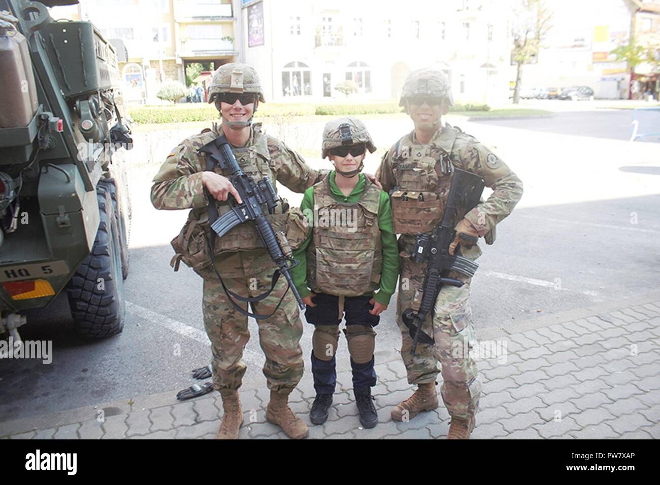Pologne Groupe de combat des soldats américains et britanniques détiennent un affichage statique pour les civils à Elk, Pologne le 1er octobre 2017. La multinationale, unique, composé d'américains, britanniques et soldats roumains servir avec la 15e Brigade mécanisée polonaise comme une force de dissuasion dans le nord-est de la Pologne à l'appui de l'OTAN vers l'amélioration de la présence. Banque D'Images