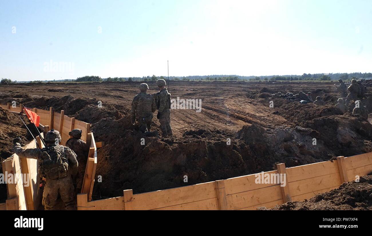 Pologne Groupe de combat des troupes américaines Des soldats effectuent des exercices de tir réel, composé de l'attaque d'une tranchée, près de la zone d'entraînement Bemowo Piskie 3 octobre 2017. La multinationale, unique, composé d'américains, britanniques et soldats roumains servir avec la 15e Brigade mécanisée polonaise comme une force de dissuasion dans le nord-est de la Pologne à l'appui de l'OTAN vers l'amélioration de la présence. Banque D'Images