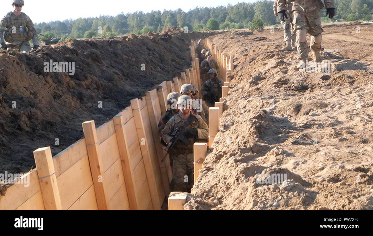Pologne Groupe de combat des troupes américaines Des soldats effectuent des exercices de tir réel, composé de l'attaque d'une tranchée, près de la zone d'entraînement Bemowo Piskie 3 octobre 2017. La multinationale, unique, composé d'américains, britanniques et soldats roumains servir avec la 15e Brigade mécanisée polonaise comme une force de dissuasion dans le nord-est de la Pologne à l'appui de l'OTAN vers l'amélioration de la présence. Banque D'Images
