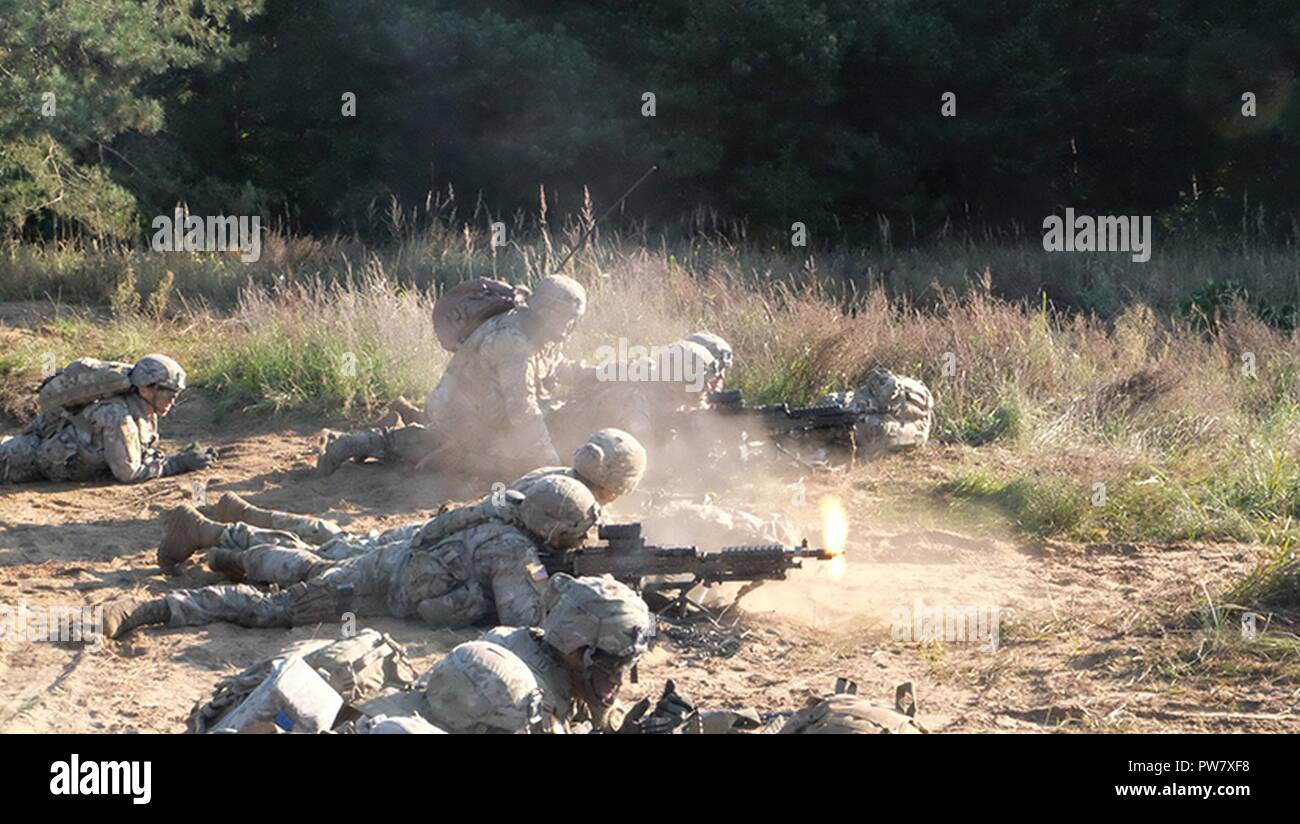 Pologne Groupe de combat des troupes américaines Des soldats effectuent des exercices de tir réel, composé de l'attaque d'une tranchée, près de la zone d'entraînement Bemowo Piskie 3 octobre 2017. La multinationale, unique, composé d'américains, britanniques et soldats roumains servir avec la 15e Brigade mécanisée polonaise comme une force de dissuasion dans le nord-est de la Pologne à l'appui de l'OTAN vers l'amélioration de la présence. Banque D'Images