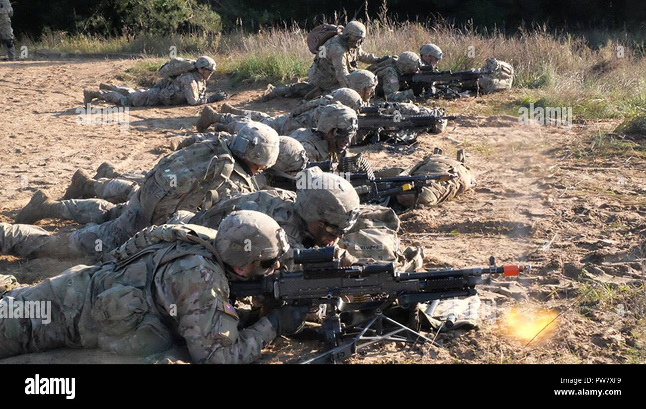 Pologne Groupe de combat des troupes américaines Des soldats effectuent des exercices de tir réel, composé de l'attaque d'une tranchée, près de la zone d'entraînement Bemowo Piskie 3 octobre 2017. La multinationale, unique, composé d'américains, britanniques et soldats roumains servir avec la 15e Brigade mécanisée polonaise comme une force de dissuasion dans le nord-est de la Pologne à l'appui de l'OTAN vers l'amélioration de la présence. Banque D'Images