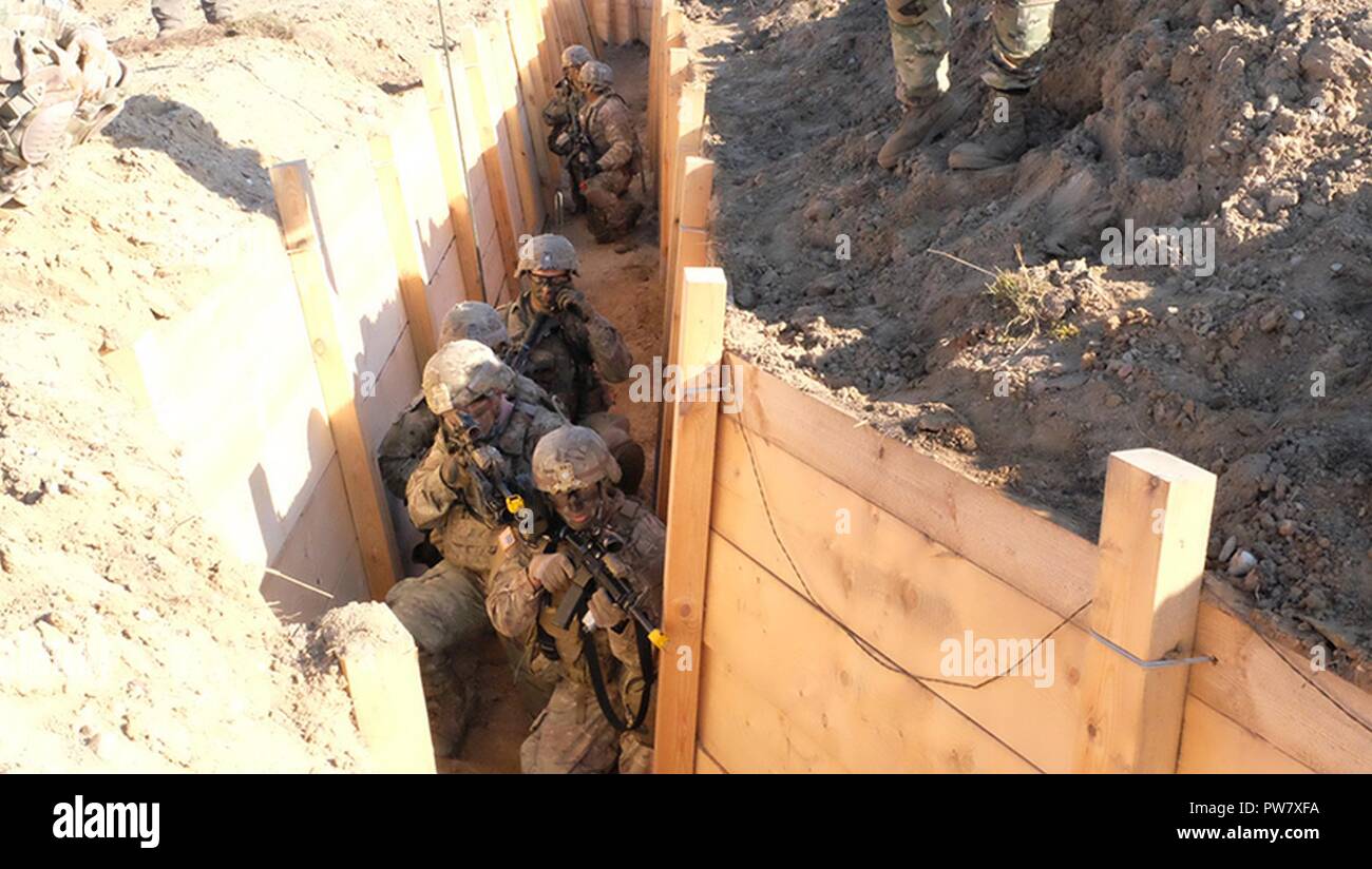Pologne Groupe de combat des troupes américaines Des soldats effectuent des exercices de tir réel, composé de l'attaque d'une tranchée, près de la zone d'entraînement Bemowo Piskie 3 octobre 2017. La multinationale, unique, composé d'américains, britanniques et soldats roumains servir avec la 15e Brigade mécanisée polonaise comme une force de dissuasion dans le nord-est de la Pologne à l'appui de l'OTAN vers l'amélioration de la présence. Banque D'Images