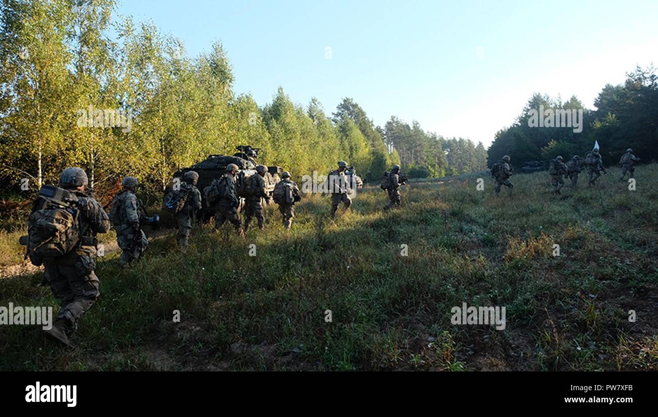 Pologne Groupe de combat des troupes américaines Des soldats effectuent des exercices de tir réel, composé de l'attaque d'une tranchée, près de la zone d'entraînement Bemowo Piskie 3 octobre 2017. La multinationale, unique, composé d'américains, britanniques et soldats roumains servir avec la 15e Brigade mécanisée polonaise comme une force de dissuasion dans le nord-est de la Pologne à l'appui de l'OTAN vers l'amélioration de la présence. Banque D'Images