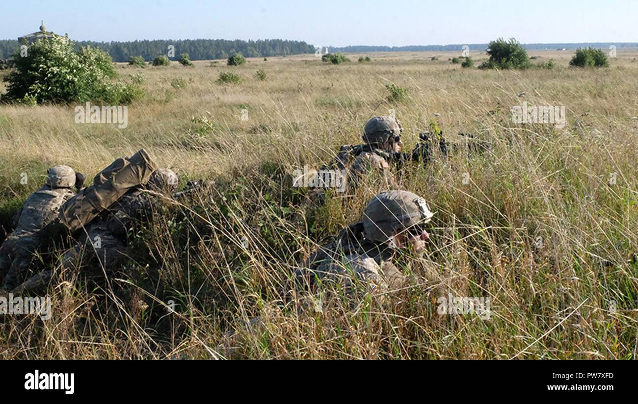 Pologne Groupe de combat des troupes américaines Des soldats effectuent des exercices de tir réel, composé de l'attaque d'une tranchée, près de la zone d'entraînement Bemowo Piskie 3 octobre 2017. La multinationale, unique, composé d'américains, britanniques et soldats roumains servir avec la 15e Brigade mécanisée polonaise comme une force de dissuasion dans le nord-est de la Pologne à l'appui de l'OTAN vers l'amélioration de la présence. Banque D'Images