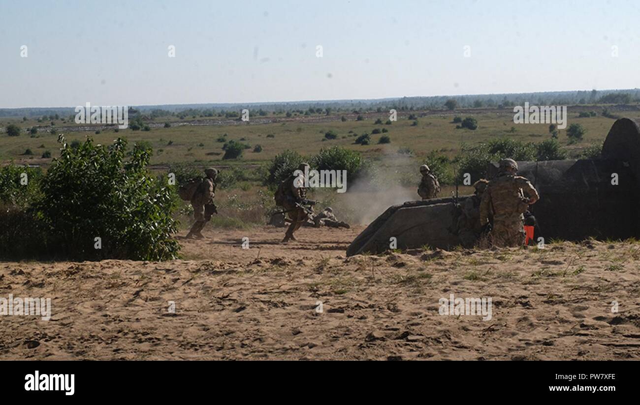 Pologne Groupe de combat des troupes américaines Des soldats effectuent des exercices de tir réel, composé de l'attaque d'une tranchée, près de la zone d'entraînement Bemowo Piskie 3 octobre 2017. La multinationale, unique, composé d'américains, britanniques et soldats roumains servir avec la 15e Brigade mécanisée polonaise comme une force de dissuasion dans le nord-est de la Pologne à l'appui de l'OTAN vers l'amélioration de la présence. Banque D'Images