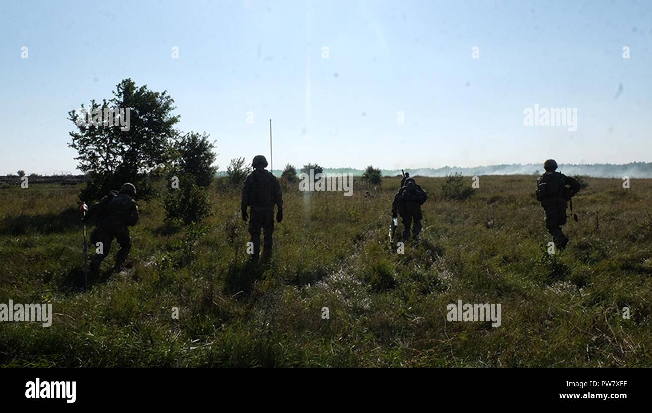Pologne Groupe de combat des troupes américaines Des soldats effectuent des exercices de tir réel, composé de l'attaque d'une tranchée, près de la zone d'entraînement Bemowo Piskie 3 octobre 2017. La multinationale, unique, composé d'américains, britanniques et soldats roumains servir avec la 15e Brigade mécanisée polonaise comme une force de dissuasion dans le nord-est de la Pologne à l'appui de l'OTAN vers l'amélioration de la présence. Banque D'Images