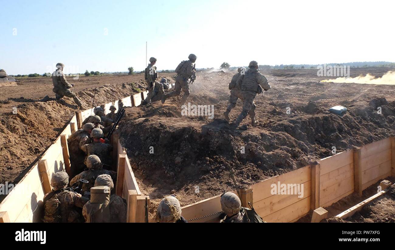 Pologne Groupe de combat des troupes américaines Des soldats effectuent des exercices de tir réel, composé de l'attaque d'une tranchée, près de la zone d'entraînement Bemowo Piskie 3 octobre 2017. La multinationale, unique, composé d'américains, britanniques et soldats roumains servir avec la 15e Brigade mécanisée polonaise comme une force de dissuasion dans le nord-est de la Pologne à l'appui de l'OTAN vers l'amélioration de la présence. Banque D'Images