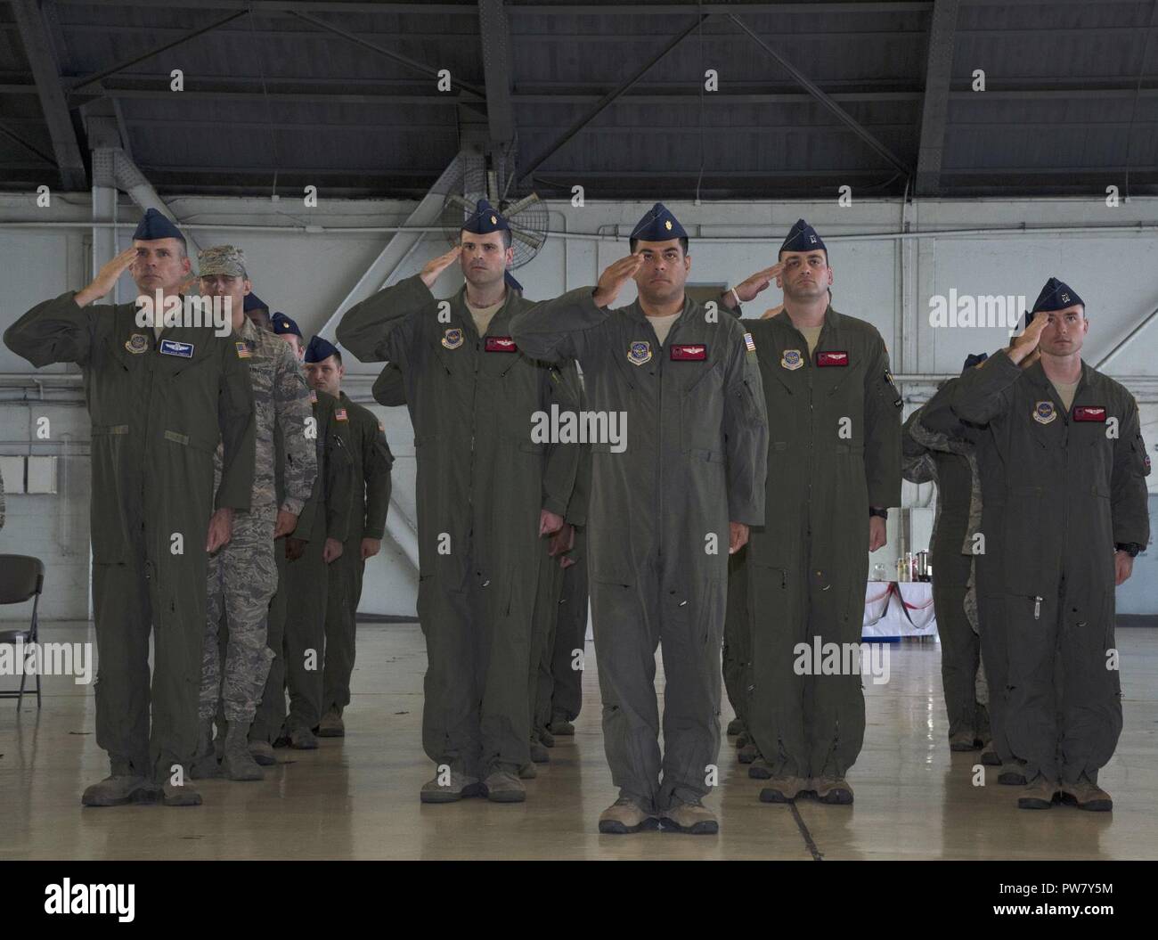 U.S. Air Force aviateurs militaires durant l'interprétation de l'hymne national au 50e Escadron de ravitaillement en vol (EI) Cérémonie de prise de commandement à la base aérienne MacDill, Floride, le 2 octobre 2017. Le 50e ARS est une des unités de vol le plus décoré dans l'Armée de l'air et a déménagé à MacDill AFB de Little Rock, Ark. Banque D'Images