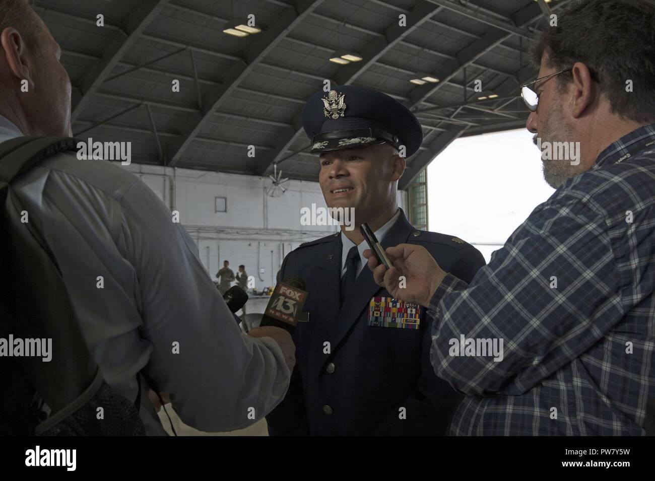 Le Lieutenant-colonel de l'US Air Force Ricardo Lopez, commandant du 50e Escadron de ravitaillement en vol (EI), rencontre avec les médias après sa prise de commandement à la base aérienne MacDill, Floride, le 2 octobre 2017. Le 50e ARS déplacé de Little Rock AFB, arche., et a été ré-espace à partir d'un escadron de transport aérien à l'escadron de ravitaillement. Banque D'Images