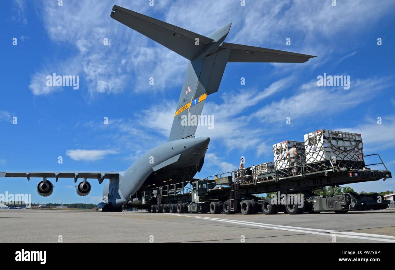 Réserver Citizen aviateurs du 94e Escadre de transport aérien et d'autres unités de réserve de l'Armée de l'air générateurs de charge sur un C-17 Globemaster III à Dobbins Air Reserve Base, Ga., Octobre 1, 2017. Air Force et l'Agence fédérale de gestion des urgences d'aéronefs sous contrat continuent à arriver à Dobbins pour ramasser de l'équipement médical et de l'infrastructure, et les fournitures de secours. Banque D'Images