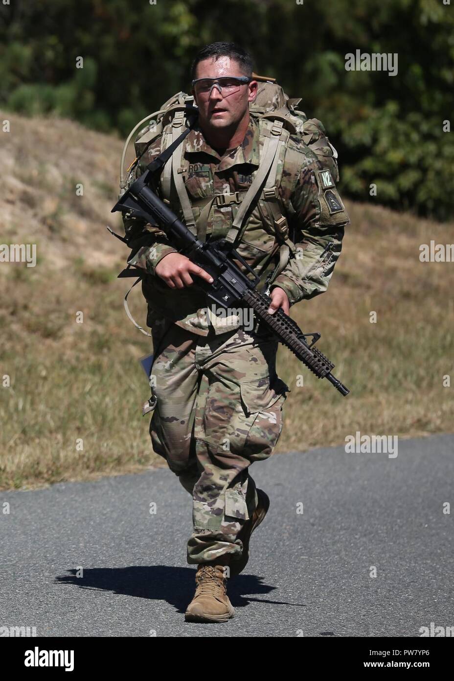 Le sergent de l'armée américaine. Jody Mcllroy, affecté à l'Armée US Northern Command effectue un 15-Mile Road mars bien que concurrentes dans les meilleurs concours guerrier à Fort A.P. Hill, en Virginie, le 2 octobre 2017. La Convention est un événement annuel conçu pour contester cette année, 22 soldats à partir de 11 grandes commandes sur leurs capacités physiques et mentales. Banque D'Images