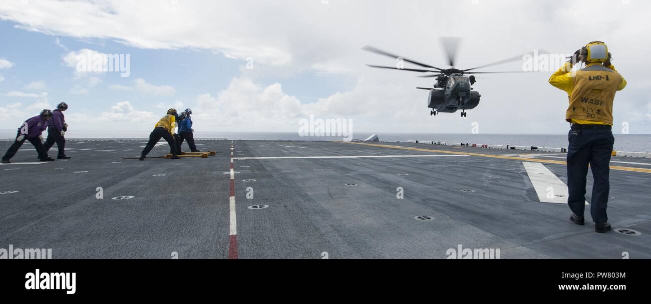 Mer des Caraïbes (oct. 01, 2017) Un MH-53E Sea Dragon affecté à l'hélicoptère des Blackhawks 'hélicoptère escadron de la lutte contre les mines (15 HM-15) atterrit sur le navire d'assaut amphibie USS Wasp LHD (1) à l'appui des efforts de secours à Porto Rico. Wasp a fourni de l'aide humanitaire dans les Caraïbes depuis le 4 septembre dans le service à la fois de l'ouragan l'ouragan et Irma Maria. Banque D'Images