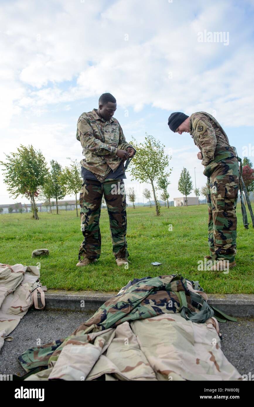 La CPS de l'armée américaine. Shaqueel Tabb et le Cpl. Zachery Frederick, à la fois avec 39e Bataillon des transmissions stratégiques, de protection vêtements don plus avant à la substance chimique, biologique, radiologique et nucléaire (CBRN) prix dans le premier temps du commandant de la formation, sur la base aérienne de Chièvres, Belgique, 20 août 2017. Banque D'Images