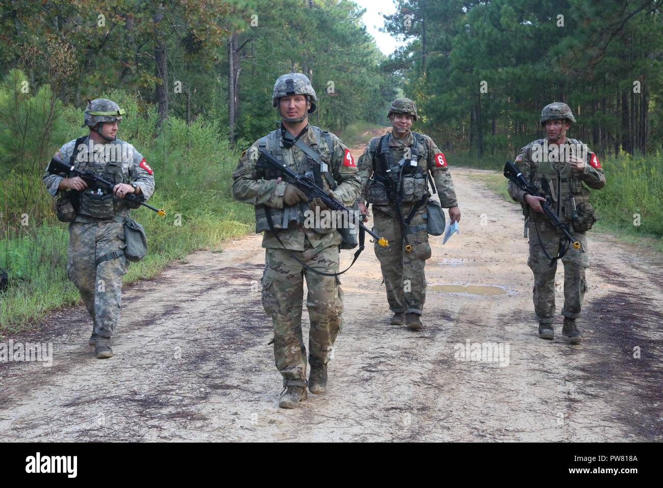 Des soldats américains, en compétition dans le concours 2017 Best Medic, marcher ensemble à la ligne d'arrivée après avoir terminé la formation de l'Armée de guerrier à Fort Bragg, en Caroline du Nord, le 19 septembre 2017. La concurrence à l'épreuve la force mentale et physique, ainsi que la compétence technique, de chaque infirmier à identifier l'équipe aller de l'avant pour représenter la région au prochain niveau de la concurrence. Banque D'Images