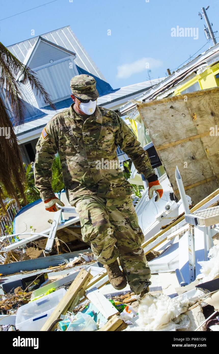 Le sergent de l'armée. Robert avec le Cade Florida National Guard's 753rd Brigade Engineer Battalion's Company A, élimine les débris d'une maison à Big Pine Key dévasté par l'Ouragan Irma. Cet effort de rétablissement d'ouragan, mené par la 53e Brigade d'infanterie, le Lieutenant-colonel de l'équipe de combat Betsy Evans, 753rd commandant de bataillon, se concentre sur l'enlèvement des débris et la création d'un espace vivable pour les résidents touchés par l'ouragan touche Irma. Banque D'Images