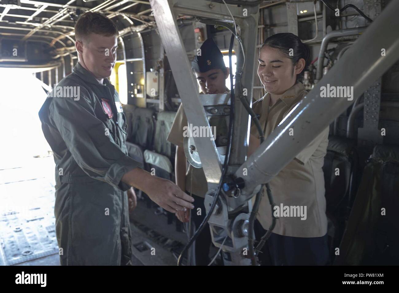 SAN FRANCISCO (oct. 2, 2017) Le Cpl. Mitchell McCartney, affecté à la "cheval" de l'Escadron d'hélicoptères lourds Marine 465 (HMH) 465, donne un tour d'un CH-53E Super Stallion hélicoptère pour les étudiants de l'école secondaire de Turlock Junior Marine Corps de formation des officiers de réserve au cours de la semaine de San Francisco. La Fleet Week est l'occasion pour le public américain pour satisfaire leur marine, Marine Corps, et l'équipe de la Garde côtière canadienne et de faire l'expérience de la mer du Nord. La Fleet Week San Francisco fera ressortir de la marine, de l'équipement, la technologie, et les capacités, en mettant l'accent sur l'aide humanitaire et Banque D'Images