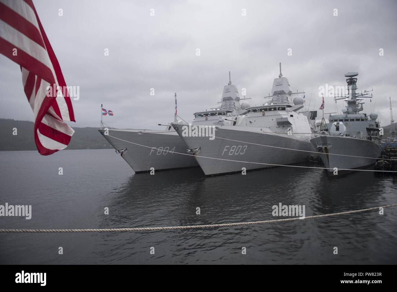 Résultat de recherche d'images pour "photo a puissante frégate anti aérienne néerlandaise HNLMS De Ruyter"