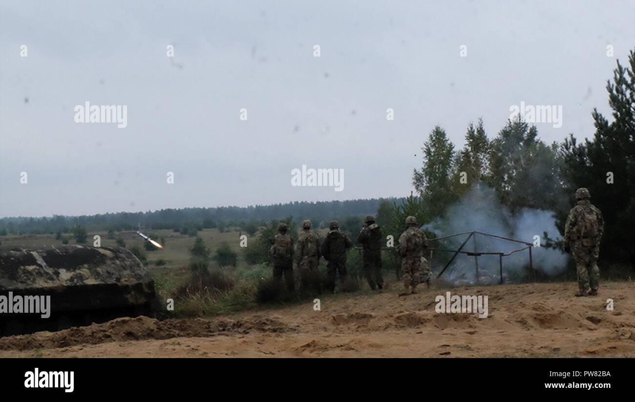Pologne Groupe de combat des troupes américaines Des soldats effectuent des exercices de tir réel, composé de l'attaque d'une tranchée, près de la zone d'entraînement Bemowo Piskie 3 octobre 2017. La multinationale, unique, composé d'américains, britanniques et soldats roumains servir avec la 15e Brigade mécanisée polonaise comme une force de dissuasion dans le nord-est de la Pologne à l'appui de l'OTAN vers l'amélioration de la présence. Banque D'Images