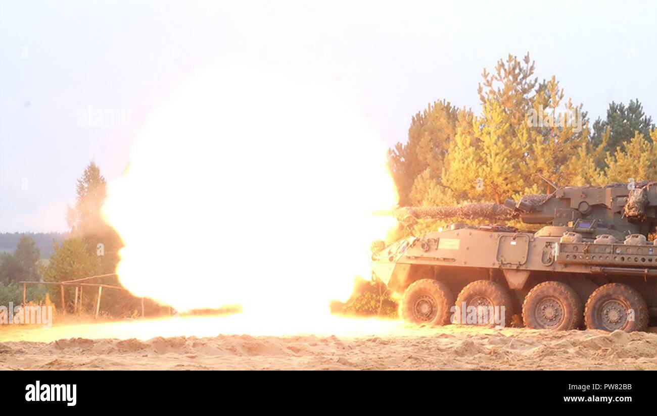 Pologne Groupe de combat des troupes américaines Des soldats effectuent des exercices de tir réel, composé de l'attaque d'une tranchée, près de la zone d'entraînement Bemowo Piskie 3 octobre 2017. La multinationale, unique, composé d'américains, britanniques et soldats roumains servir avec la 15e Brigade mécanisée polonaise comme une force de dissuasion dans le nord-est de la Pologne à l'appui de l'OTAN vers l'amélioration de la présence. Banque D'Images