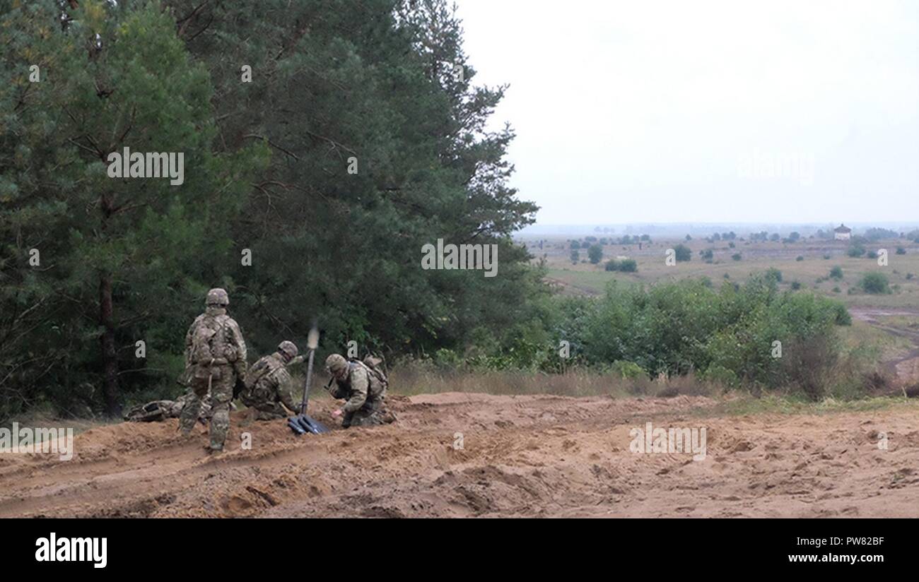 Pologne Groupe de combat des troupes américaines Des soldats effectuent des exercices de tir réel, composé de l'attaque d'une tranchée, près de la zone d'entraînement Bemowo Piskie 3 octobre 2017. La multinationale, unique, composé d'américains, britanniques et soldats roumains servir avec la 15e Brigade mécanisée polonaise comme une force de dissuasion dans le nord-est de la Pologne à l'appui de l'OTAN vers l'amélioration de la présence. Banque D'Images
