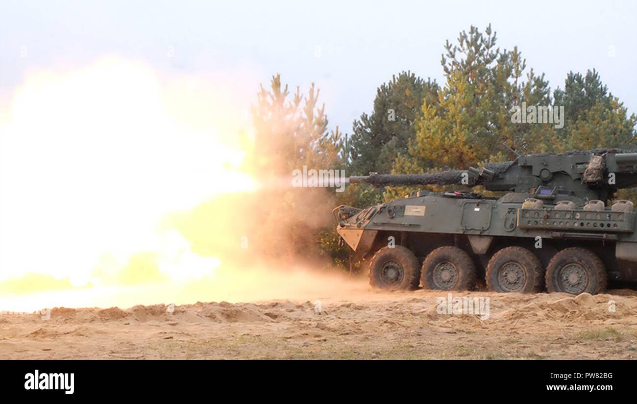 Pologne Groupe de combat des troupes américaines Des soldats effectuent des exercices de tir réel, composé de l'attaque d'une tranchée, près de la zone d'entraînement Bemowo Piskie 3 octobre 2017. La multinationale, unique, composé d'américains, britanniques et soldats roumains servir avec la 15e Brigade mécanisée polonaise comme une force de dissuasion dans le nord-est de la Pologne à l'appui de l'OTAN vers l'amélioration de la présence. Banque D'Images