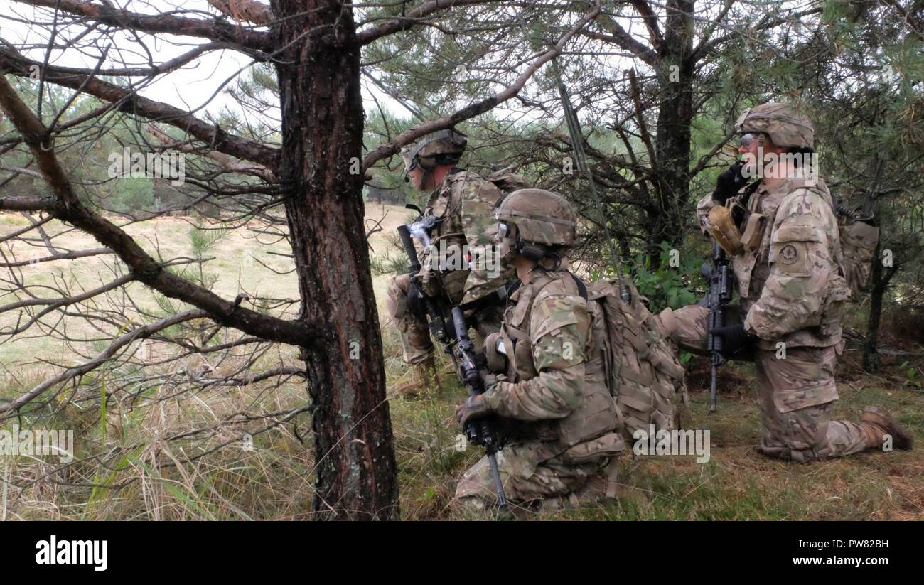 Pologne Groupe de combat des troupes américaines Des soldats effectuent des exercices de tir réel, composé de l'attaque d'une tranchée, près de la zone d'entraînement Bemowo Piskie 3 octobre 2017. La multinationale, unique, composé d'américains, britanniques et soldats roumains servir avec la 15e Brigade mécanisée polonaise comme une force de dissuasion dans le nord-est de la Pologne à l'appui de l'OTAN vers l'amélioration de la présence. Banque D'Images
