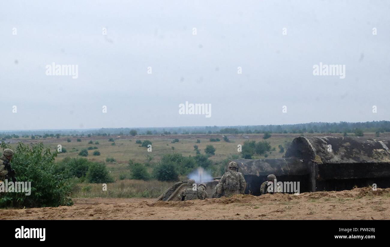 Pologne Groupe de combat des troupes américaines Des soldats effectuent des exercices de tir réel, composé de l'attaque d'une tranchée, près de la zone d'entraînement Bemowo Piskie 3 octobre 2017. La multinationale, unique, composé d'américains, britanniques et soldats roumains servir avec la 15e Brigade mécanisée polonaise comme une force de dissuasion dans le nord-est de la Pologne à l'appui de l'OTAN vers l'amélioration de la présence. Banque D'Images