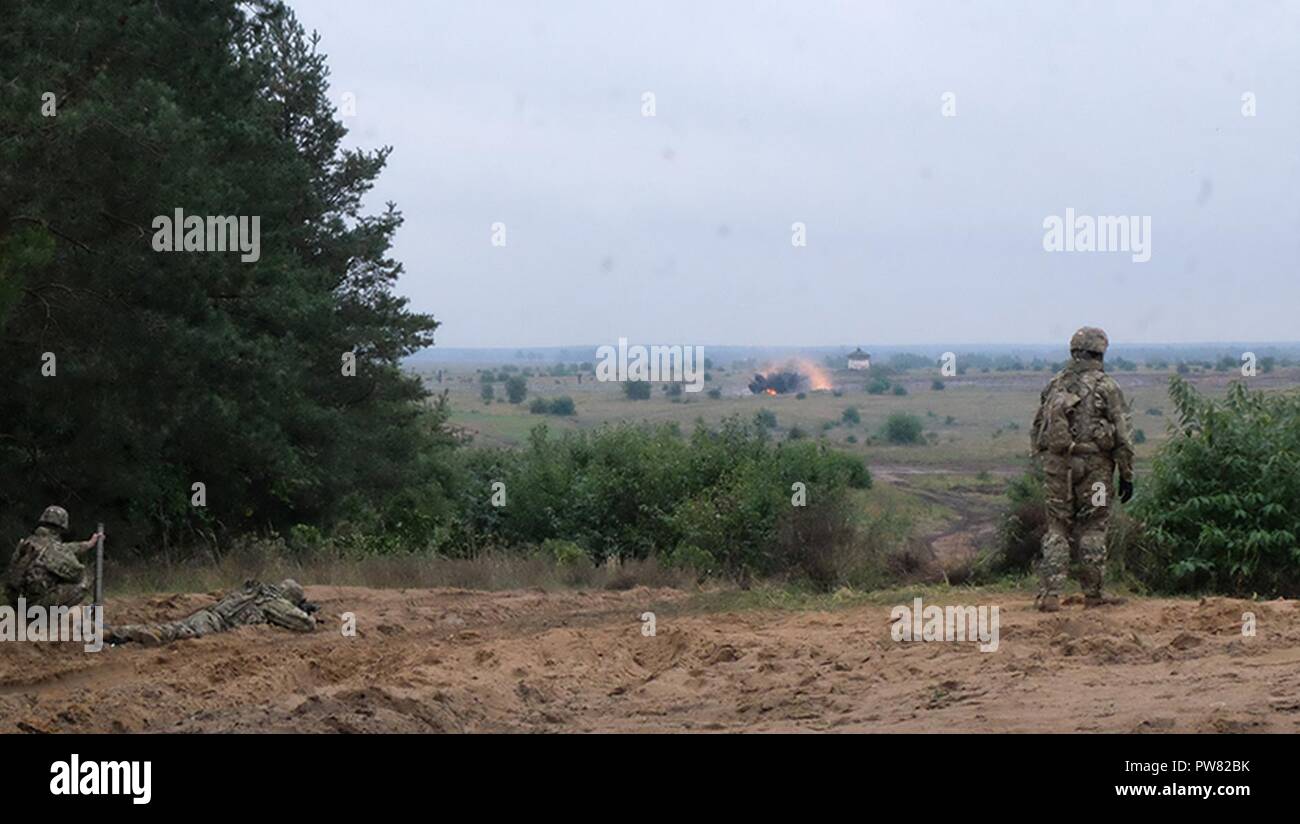 Pologne Groupe de combat des troupes américaines Des soldats effectuent des exercices de tir réel, composé de l'attaque d'une tranchée, près de la zone d'entraînement Bemowo Piskie 3 octobre 2017. La multinationale, unique, composé d'américains, britanniques et soldats roumains servir avec la 15e Brigade mécanisée polonaise comme une force de dissuasion dans le nord-est de la Pologne à l'appui de l'OTAN vers l'amélioration de la présence. Banque D'Images