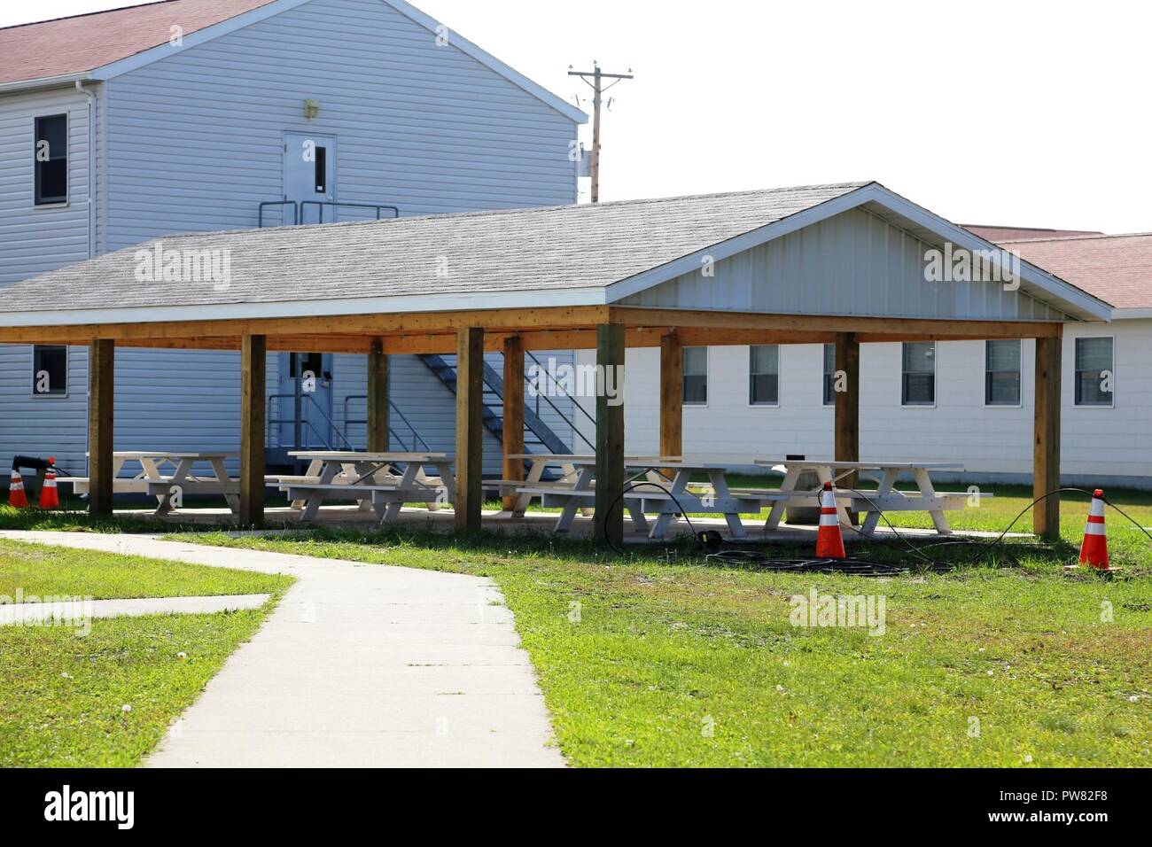 Un abri pour pique-nique qui a été effectuée dans le cadre d'un projet de troupe est affiché le 20 septembre 2017, sur la zone de cantonnement à Fort McCoy, Wisconsin (Etats-Unis) l'abri construit à côté de la partie de l'Installation de la Mission de la compagnie Command-Mcbâtiment. Les projets sont une partie régulière des améliorations prévues au Fort McCoy chaque année et sont coordonnées par la Direction des travaux publics de l'installation. Banque D'Images