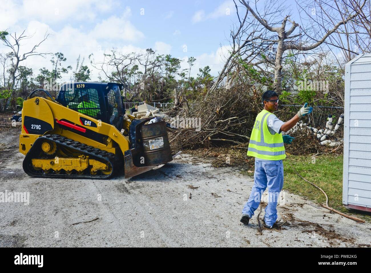 Subash Patel, un coordonnateur sur place avec l'Agence de protection de l'environnement, dirige l'élimination des barils et contenants de personnes déplacées par le cyclone Irma à Big Pine Key, en Floride, le 3 octobre 2017. Les équipes de terrain de l'EPA, dirigé par les coordonnateurs sur place, sont de faciliter les évaluations fondées sur des terres et des actions de réponse en coordination avec le commandement unifié de la fonction de soutien en cas d'urgence 10 en Floride. Banque D'Images