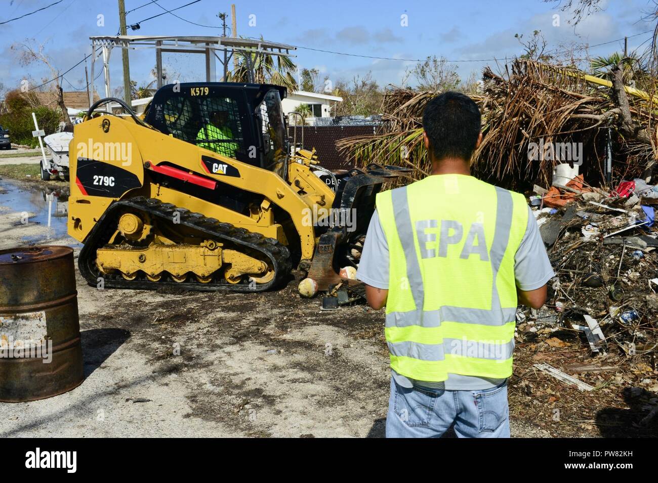 Subash Patel, un coordonnateur sur place avec l'Agence de protection de l'environnement, dirige l'élimination des barils et contenants de personnes déplacées par le cyclone Irma à Big Pine Key, en Floride, le 3 octobre 2017. Les équipes de terrain de l'EPA, dirigé par les coordonnateurs sur place, sont de faciliter les évaluations fondées sur des terres et des actions de réponse en coordination avec le commandement unifié de la fonction de soutien en cas d'urgence 10 en Floride. Banque D'Images