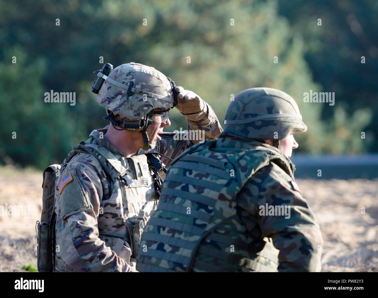 Des soldats américains de l'OTAN la présence renforcée de l'avant du groupe de combat en Pologne conduite effectifs vivre feux pour certifier chaque troupe et commandant des troupes à Bemowo Piskie Zone Formation près de Orzysz, Pologne, 1-3 octobre, 2017. La multinationale, unique, composé d'américains, britanniques et soldats roumains servir avec la 15e Brigade mécanisée polonaise comme une force de dissuasion dans le nord-est de la Pologne à l'appui de l'OTAN vers l'amélioration de la présence. Banque D'Images