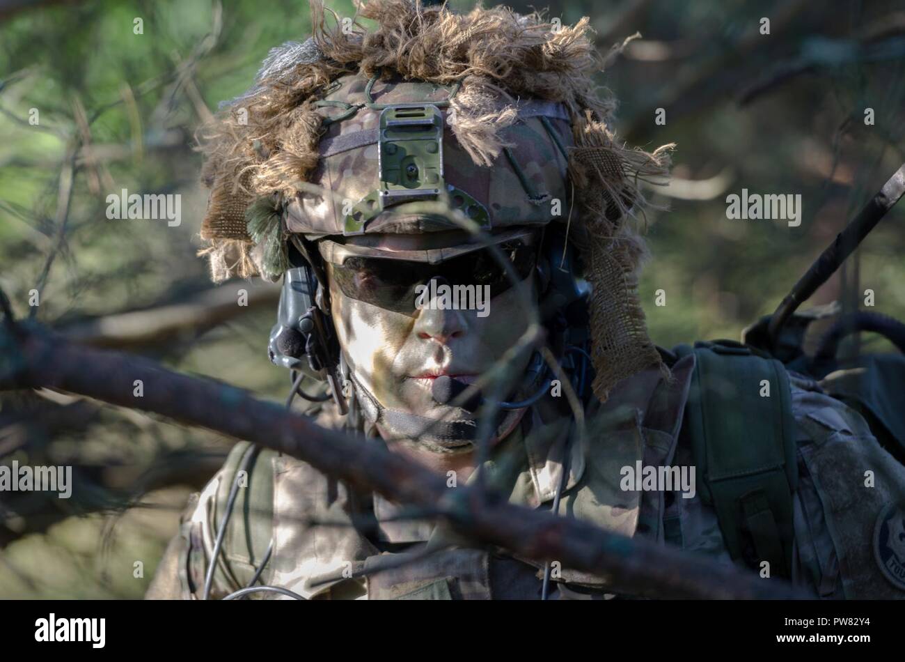 Des soldats américains de l'OTAN la présence renforcée de l'avant du groupe de combat en Pologne conduite effectifs vivre feux pour certifier chaque troupe et commandant des troupes à Bemowo Piskie Zone Formation près de Orzysz, Pologne, 1-3 octobre, 2017. La multinationale, unique, composé d'américains, britanniques et soldats roumains servir avec la 15e Brigade mécanisée polonaise comme une force de dissuasion dans le nord-est de la Pologne à l'appui de l'OTAN vers l'amélioration de la présence. Banque D'Images