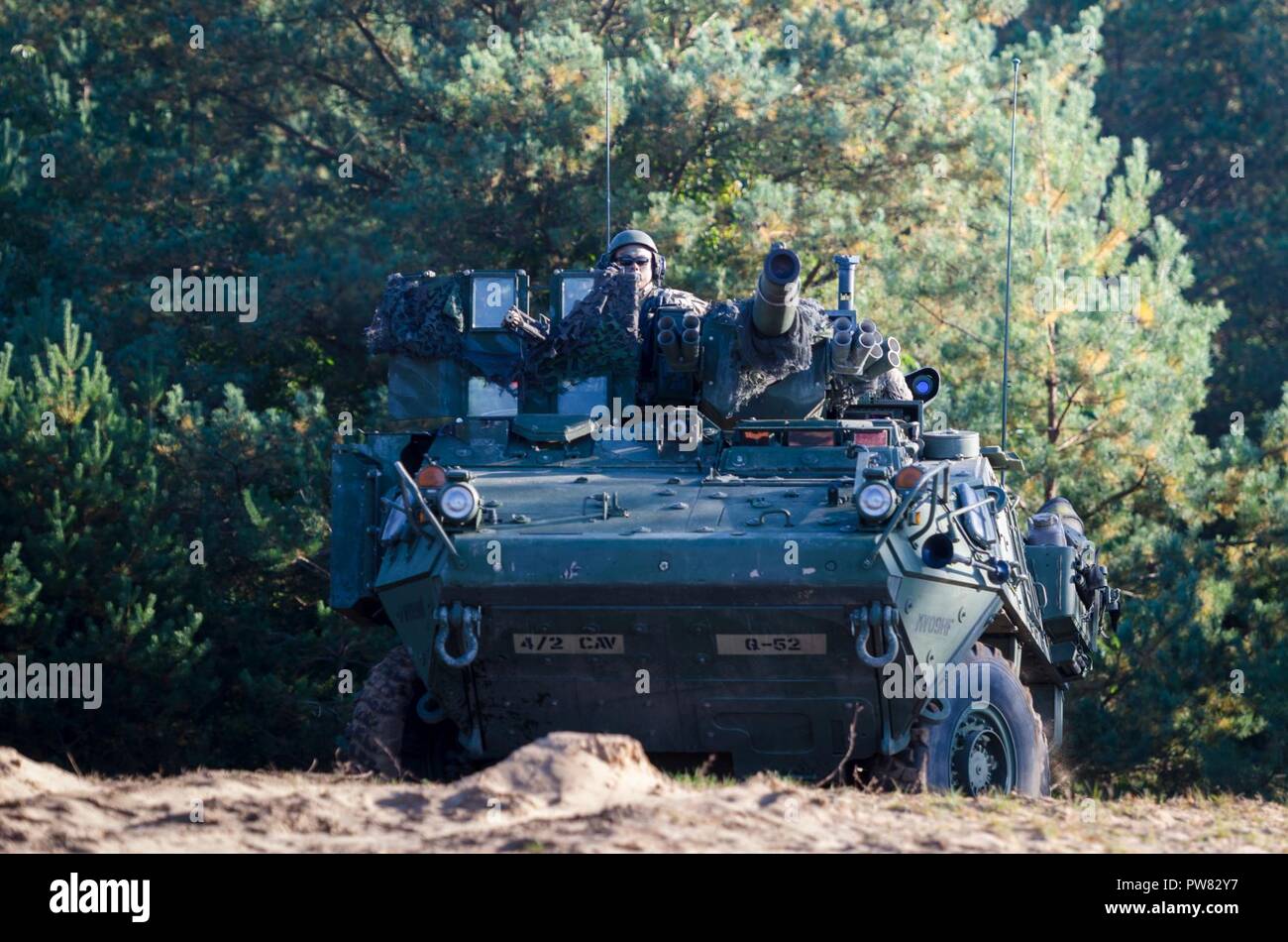 Des soldats américains de l'OTAN la présence renforcée de l'avant du groupe de combat en Pologne conduite effectifs vivre feux pour certifier chaque troupe et commandant des troupes à Bemowo Piskie Zone Formation près de Orzysz, Pologne, 1-3 octobre, 2017. La multinationale, unique, composé d'américains, britanniques et soldats roumains servir avec la 15e Brigade mécanisée polonaise comme une force de dissuasion dans le nord-est de la Pologne à l'appui de l'OTAN vers l'amélioration de la présence. Banque D'Images