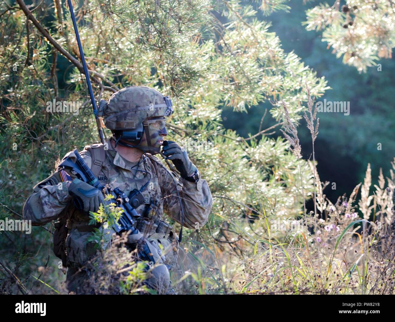 Des soldats américains de l'OTAN la présence renforcée de l'avant du groupe de combat en Pologne conduite effectifs vivre feux pour certifier chaque troupe et commandant des troupes à Bemowo Piskie Zone Formation près de Orzysz, Pologne, 1-3 octobre, 2017. La multinationale, unique, composé d'américains, britanniques et soldats roumains servir avec la 15e Brigade mécanisée polonaise comme une force de dissuasion dans le nord-est de la Pologne à l'appui de l'OTAN vers l'amélioration de la présence. Banque D'Images