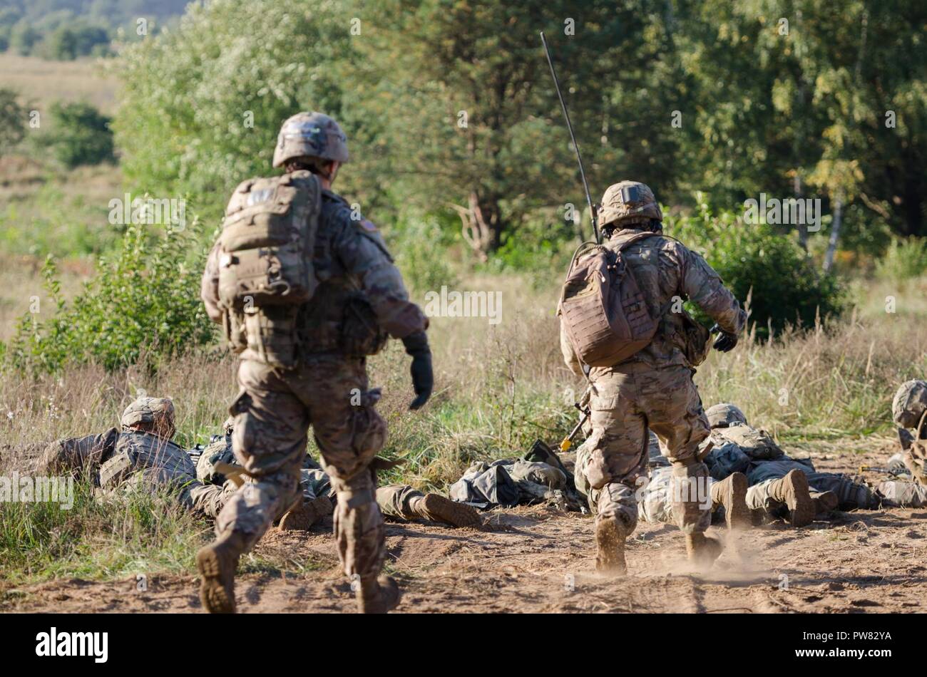 Des soldats américains de l'OTAN la présence renforcée de l'avant du groupe de combat en Pologne conduite effectifs vivre feux pour certifier chaque troupe et commandant des troupes à Bemowo Piskie Zone Formation près de Orzysz, Pologne, 1-3 octobre, 2017. La multinationale, unique, composé d'américains, britanniques et soldats roumains servir avec la 15e Brigade mécanisée polonaise comme une force de dissuasion dans le nord-est de la Pologne à l'appui de l'OTAN vers l'amélioration de la présence. Banque D'Images