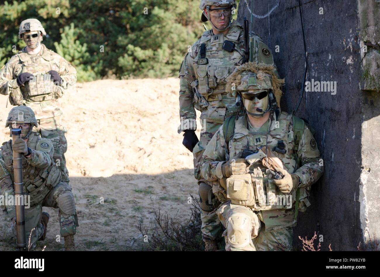Des soldats américains de l'OTAN la présence renforcée de l'avant du groupe de combat en Pologne conduite effectifs vivre feux pour certifier chaque troupe et commandant des troupes à Bemowo Piskie Zone Formation près de Orzysz, Pologne, 1-3 octobre, 2017. La multinationale, unique, composé d'américains, britanniques et soldats roumains servir avec la 15e Brigade mécanisée polonaise comme une force de dissuasion dans le nord-est de la Pologne à l'appui de l'OTAN vers l'amélioration de la présence. Banque D'Images