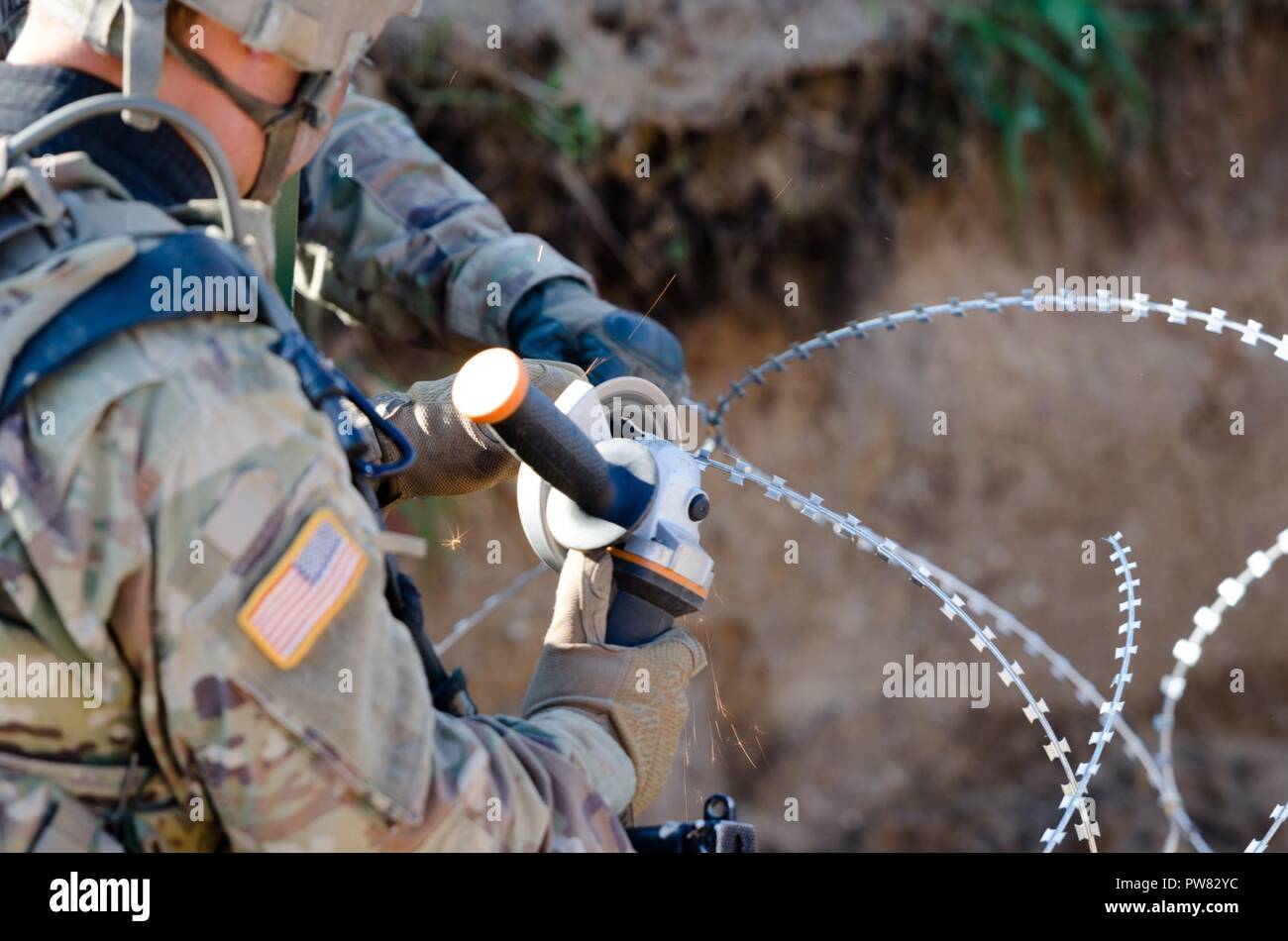Des soldats américains de l'OTAN la présence renforcée de l'avant du groupe de combat en Pologne conduite effectifs vivre feux pour certifier chaque troupe et commandant des troupes à Bemowo Piskie Zone Formation près de Orzysz, Pologne, 1-3 octobre, 2017. La multinationale, unique, composé d'américains, britanniques et soldats roumains servir avec la 15e Brigade mécanisée polonaise comme une force de dissuasion dans le nord-est de la Pologne à l'appui de l'OTAN vers l'amélioration de la présence. Banque D'Images