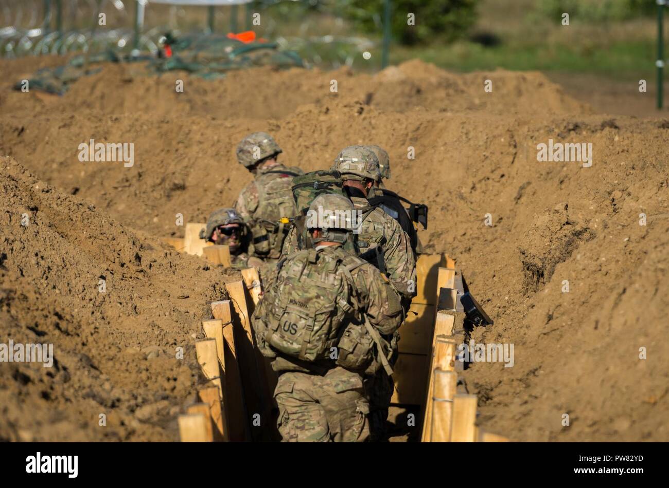 Des soldats américains de l'OTAN la présence renforcée de l'avant du groupe de combat en Pologne conduite effectifs vivre feux pour certifier chaque troupe et commandant des troupes à Bemowo Piskie Zone Formation près de Orzysz, Pologne, 1-3 octobre, 2017. La multinationale, unique, composé d'américains, britanniques et soldats roumains servir avec la 15e Brigade mécanisée polonaise comme une force de dissuasion dans le nord-est de la Pologne à l'appui de l'OTAN vers l'amélioration de la présence. Banque D'Images