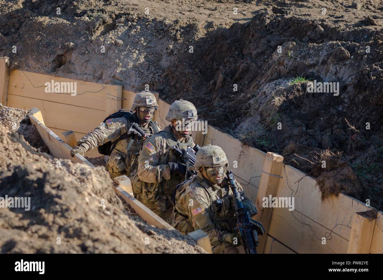 Des soldats américains de l'OTAN la présence renforcée de l'avant du groupe de combat en Pologne conduite effectifs vivre feux pour certifier chaque troupe et commandant des troupes à Bemowo Piskie Zone Formation près de Orzysz, Pologne, 1-3 octobre, 2017. La multinationale, unique, composé d'américains, britanniques et soldats roumains servir avec la 15e Brigade mécanisée polonaise comme une force de dissuasion dans le nord-est de la Pologne à l'appui de l'OTAN vers l'amélioration de la présence. Banque D'Images
