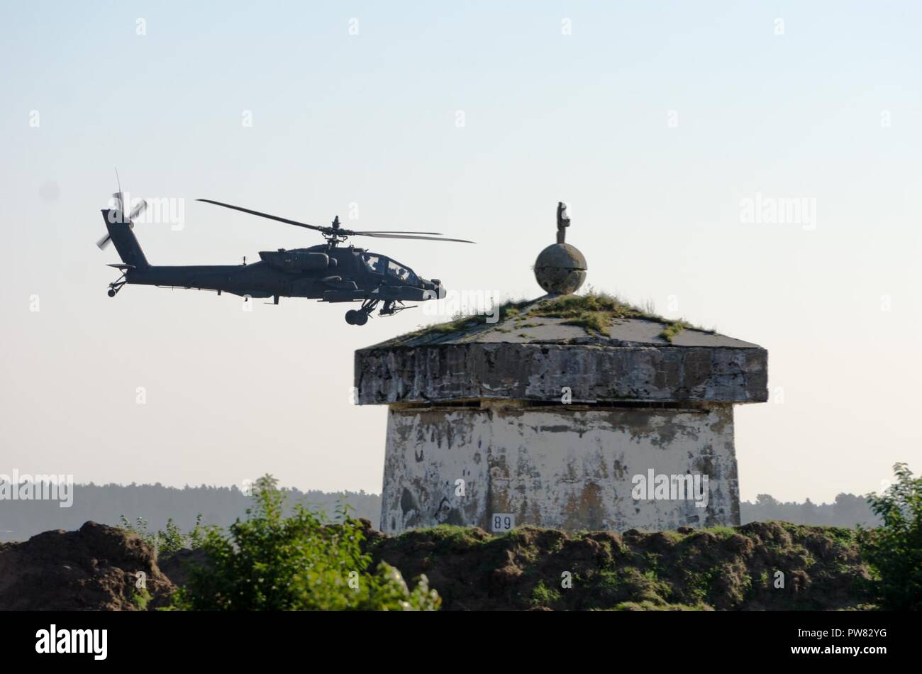 Des soldats américains de l'OTAN la présence renforcée de l'avant du groupe de combat en Pologne conduite effectifs vivre feux pour certifier chaque troupe et commandant des troupes à Bemowo Piskie Zone Formation près de Orzysz, Pologne, 1-3 octobre, 2017. La multinationale, unique, composé d'américains, britanniques et soldats roumains servir avec la 15e Brigade mécanisée polonaise comme une force de dissuasion dans le nord-est de la Pologne à l'appui de l'OTAN vers l'amélioration de la présence. Banque D'Images