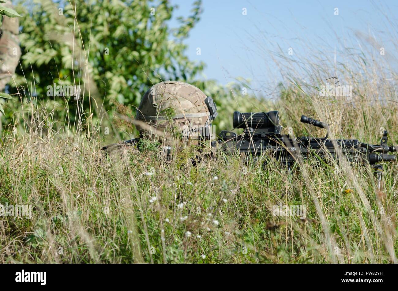 Des soldats américains de l'OTAN la présence renforcée de l'avant du groupe de combat en Pologne conduite effectifs vivre feux pour certifier chaque troupe et commandant des troupes à Bemowo Piskie Zone Formation près de Orzysz, Pologne, 1-3 octobre, 2017. La multinationale, unique, composé d'américains, britanniques et soldats roumains servir avec la 15e Brigade mécanisée polonaise comme une force de dissuasion dans le nord-est de la Pologne à l'appui de l'OTAN vers l'amélioration de la présence. Banque D'Images