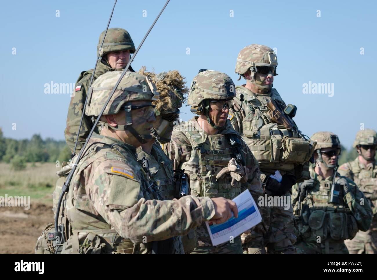 Des soldats américains de l'OTAN la présence renforcée de l'avant du groupe de combat en Pologne conduite effectifs vivre feux pour certifier chaque troupe et commandant des troupes à Bemowo Piskie Zone Formation près de Orzysz, Pologne, 1-3 octobre, 2017. La multinationale, unique, composé d'américains, britanniques et soldats roumains servir avec la 15e Brigade mécanisée polonaise comme une force de dissuasion dans le nord-est de la Pologne à l'appui de l'OTAN vers l'amélioration de la présence. Banque D'Images