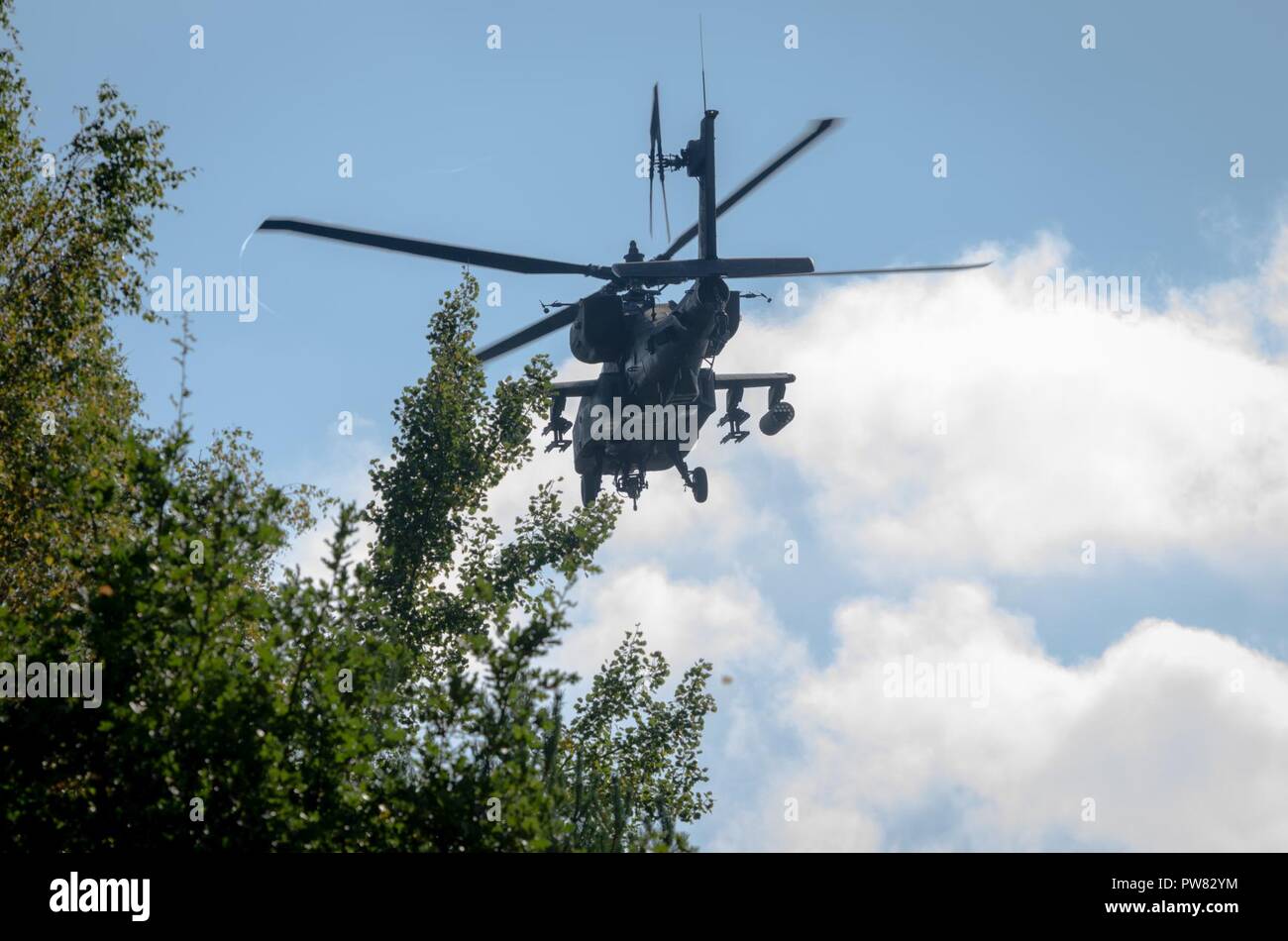 Des soldats américains de l'OTAN la présence renforcée de l'avant du groupe de combat en Pologne conduite effectifs vivre feux pour certifier chaque troupe et commandant des troupes à Bemowo Piskie Zone Formation près de Orzysz, Pologne, 1-3 octobre, 2017. La multinationale, unique, composé d'américains, britanniques et soldats roumains servir avec la 15e Brigade mécanisée polonaise comme une force de dissuasion dans le nord-est de la Pologne à l'appui de l'OTAN vers l'amélioration de la présence. Banque D'Images